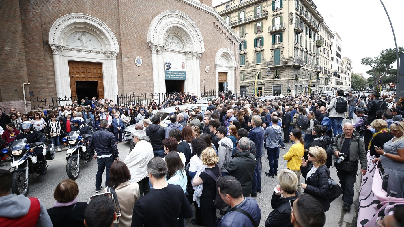 Palloncini Bianchi E Rosa Abbracci E Lacrime A Roma L Ultimo Commosso