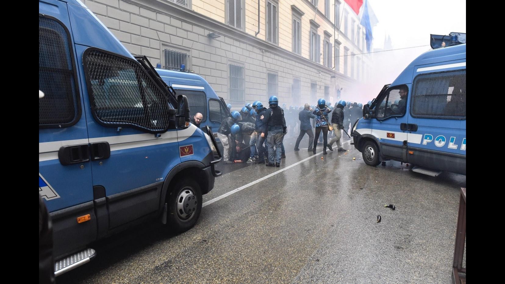 Foto Firenze Scontri Tra Polizia E Manifestanti Anti Leopolda Lapresse