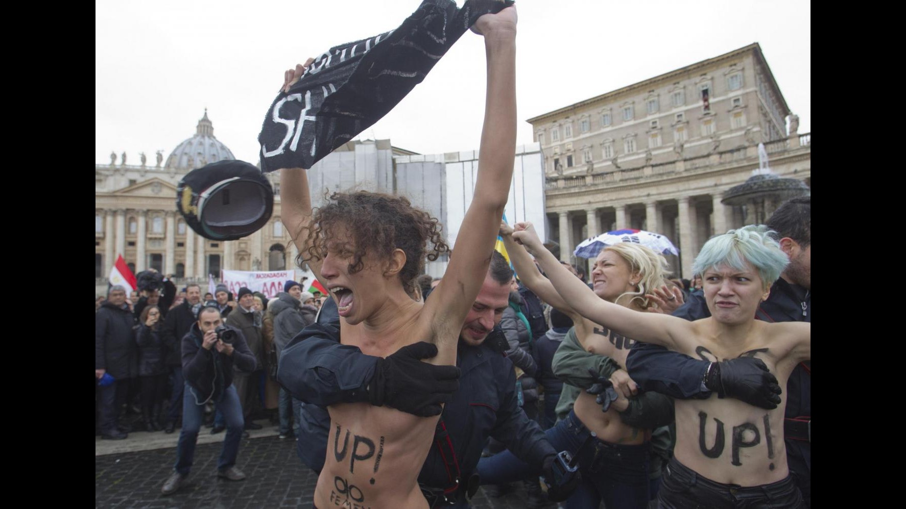 Vaticano Attiviste In Topless Protestano A Favore Dei Matrimoni Gay