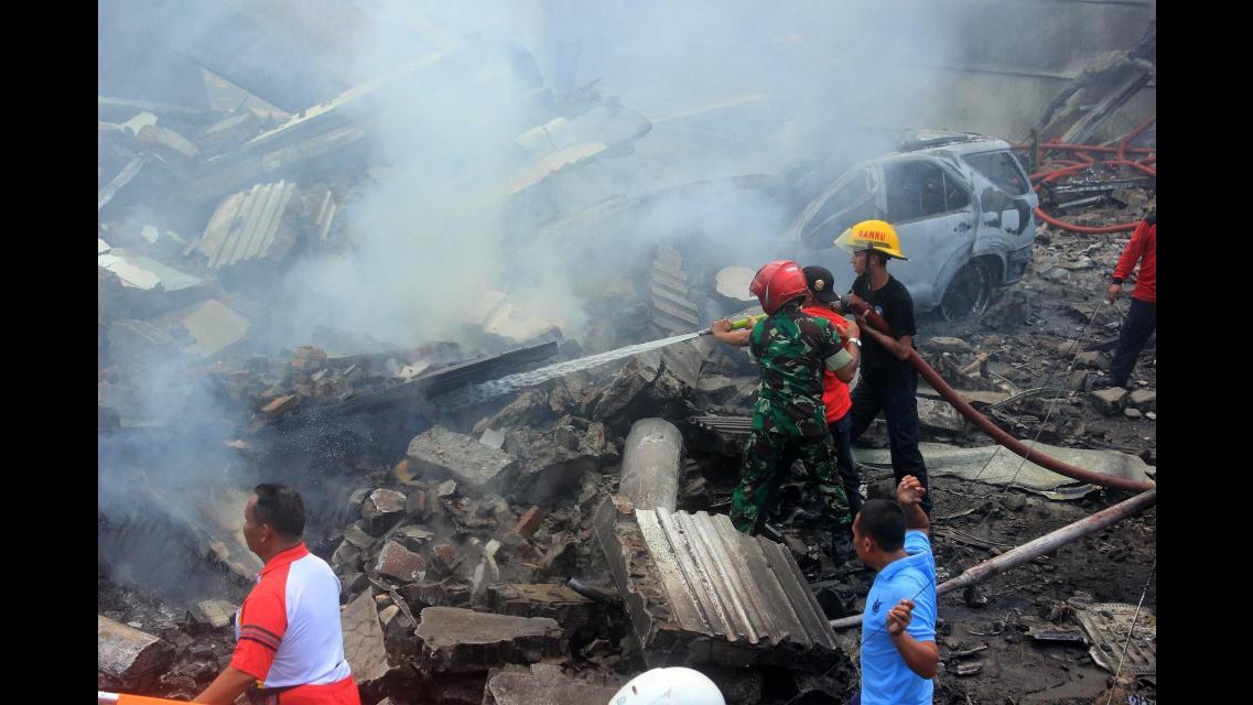 Indonesia Aereo Militare Precipita Sulle Abitazioni A Medan 30 Morti