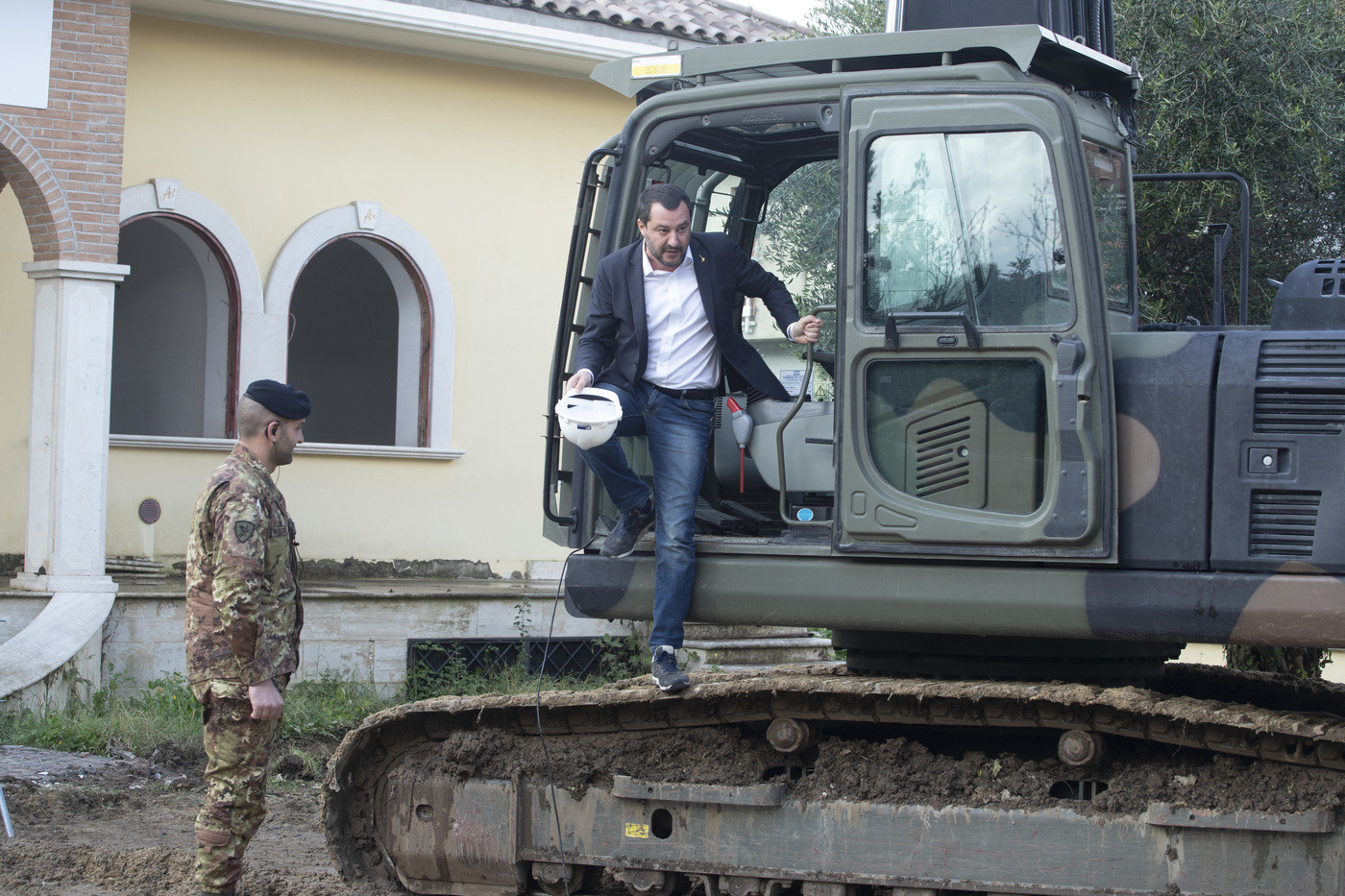 Roma Demolizione Della Villa Dei Casamonica Salvini Sulla Ruspa Col