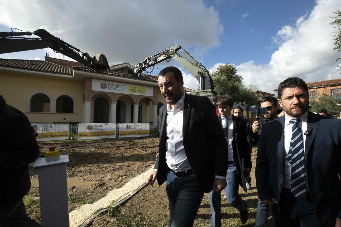 Roma Demolizione Della Villa Dei Casamonica Salvini Sulla Ruspa Col