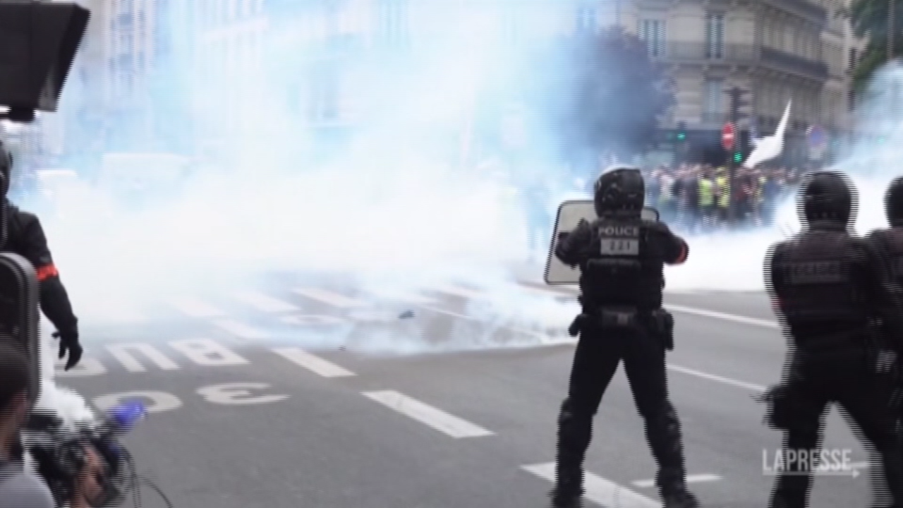 Covid A Parigi Scontri Con Polizia A Corteo Contro Pass Sanitario