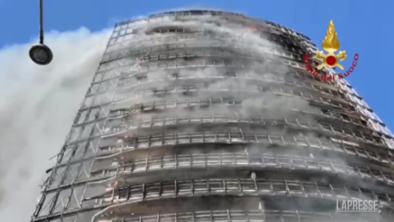 Milano Incendio In Via Antonini Le Immagini Dei Vigili Del Fuoco