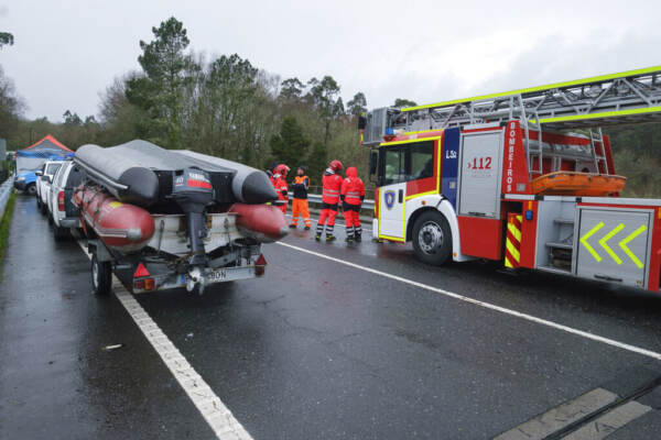 Spagna Bus Cade In Fiume Morti Lapresse