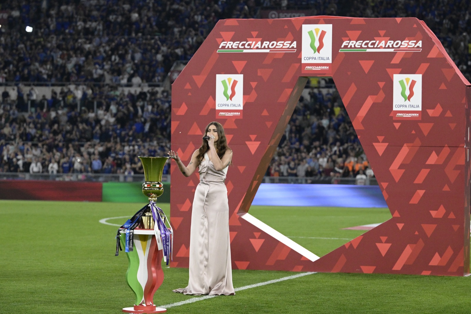 Coppa Italia Gaia intona l Inno di Mameli chi è la cantante italo