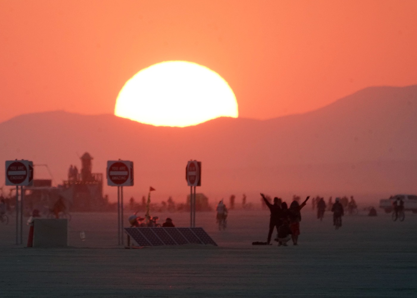 Burning Man Dopo Le Inondazioni I Partecipanti Iniziano A Defluire