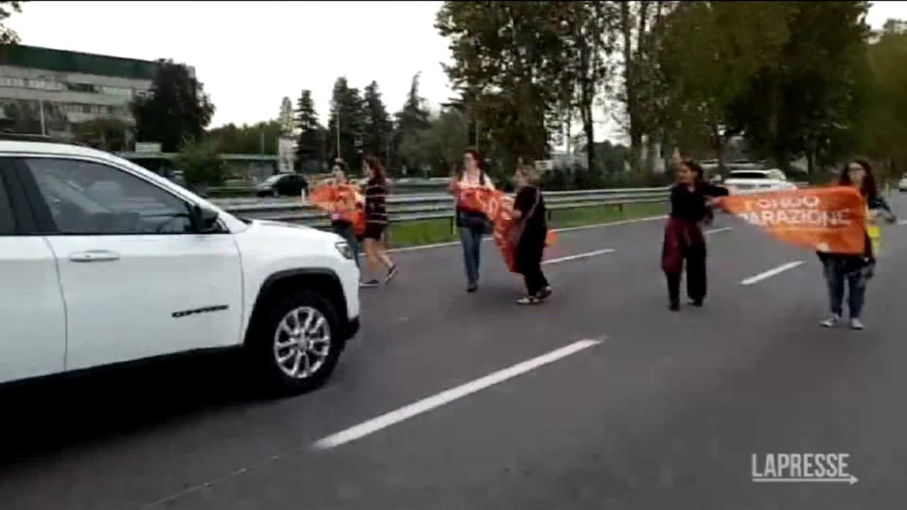 Milano Attiviste Di Ultima Generazione Bloccano Viale Fulvio Testi