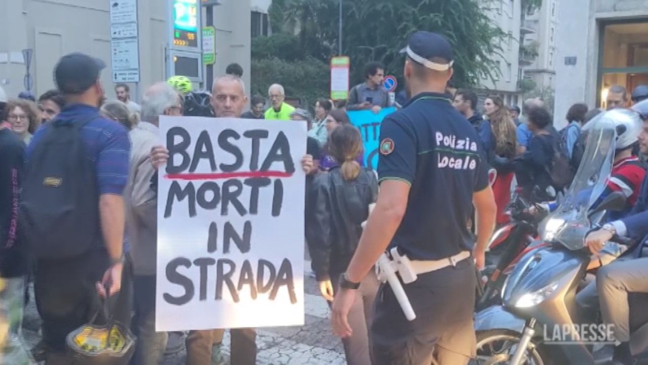 Milano Pedoni E Ciclisti Bloccano Il Traffico Stop Morti In Strada