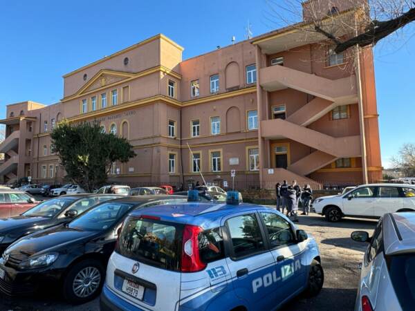 Roma cadavere nel cortile di una scuola è di un 20enne LaPresse