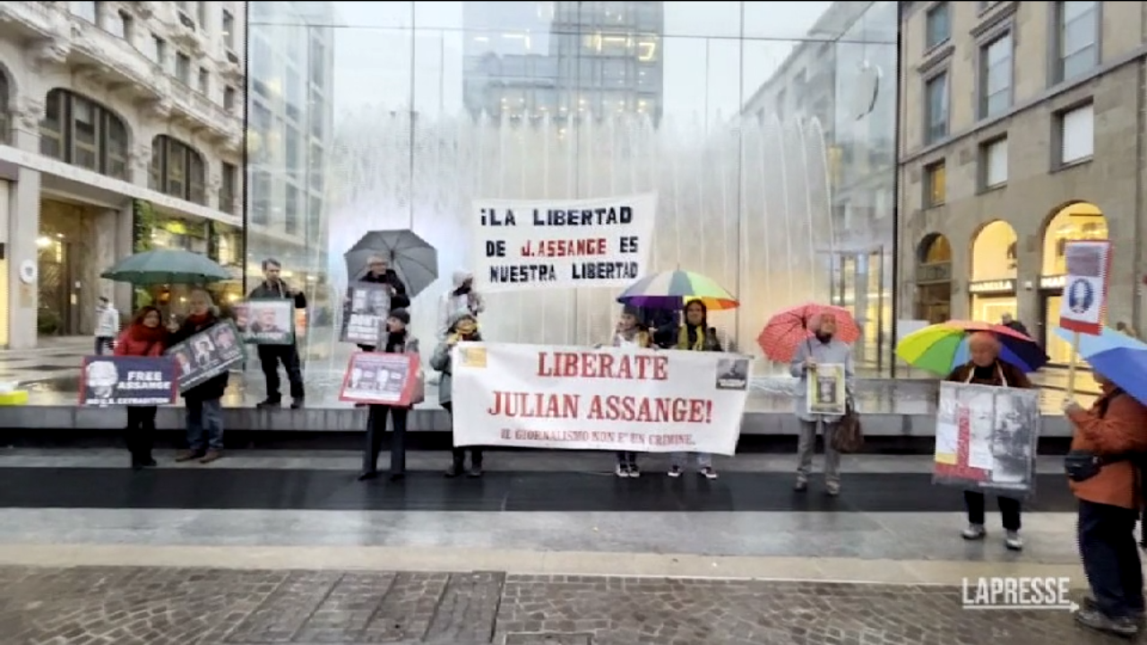 VIDEO Milano Presidio Per Julian Assange In Piazza Liberty LaPresse