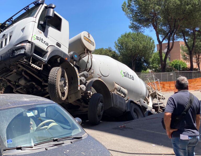 Roma Nuova Voragine Al Quadraro Sprofonda Betoniera LaPresse