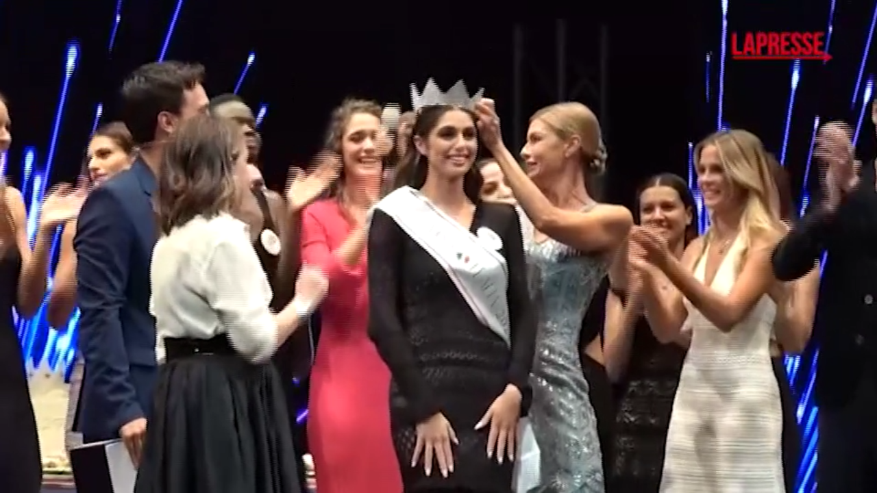 VIDEO Miss Italia 2024 La Madrina Martina Colombari Alla Finale Col