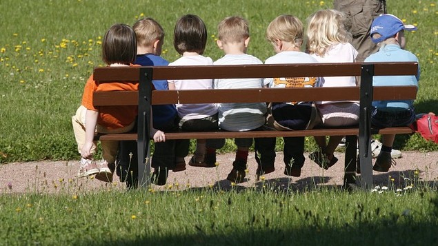 “Mangia in piedi come un animale”, bimbi insultati e maltrattati: arrestate due maestre a Parma