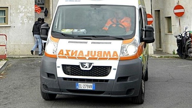 Livorno, crolla solaio in una scuola: ferito professore