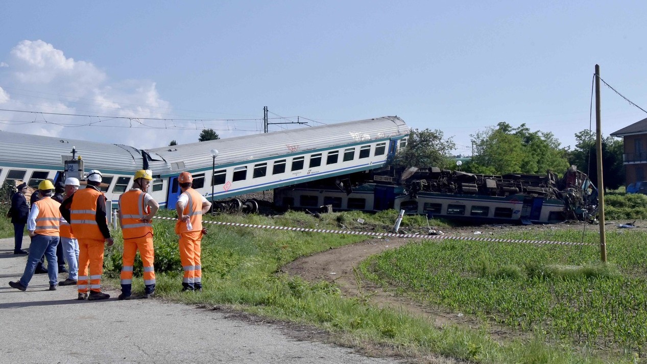 Treno contro tir a Caluso. Due morti e 23 feriti nella notte: indagato l’autista