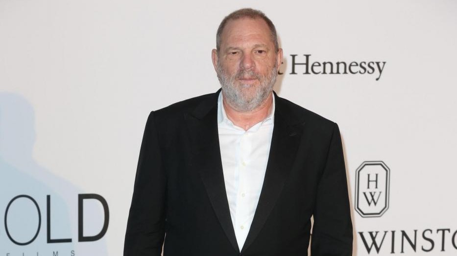 Weinstein si consegna alla polizia di New York: accusato di stupro