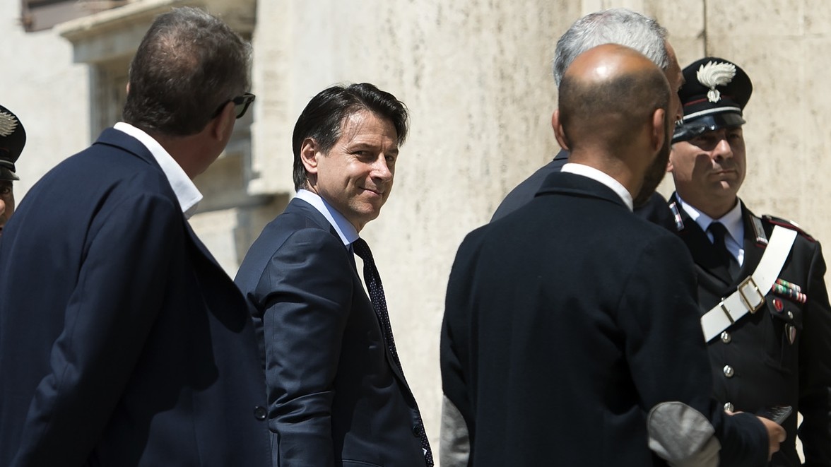 Governo, si allungano i tempi. Conte lavora sulla lista dei ministri, incontro informale al Colle