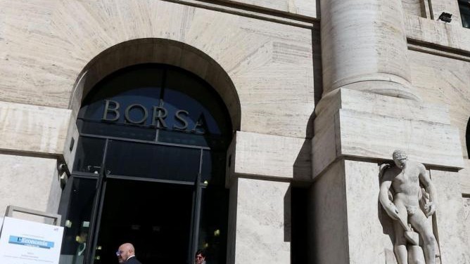 Crolla Piazza Affari: bruciati guadagni del 2018, spread sopra i 230