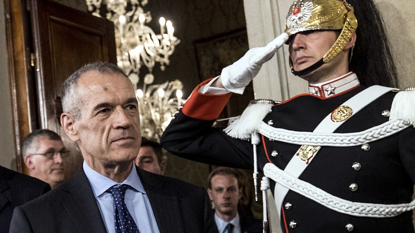 Governo, Cottarelli riceve l’incarico: “Senza fiducia, voto dopo l’estate”. Di Maio: “Tutti in piazza il 2 giugno”