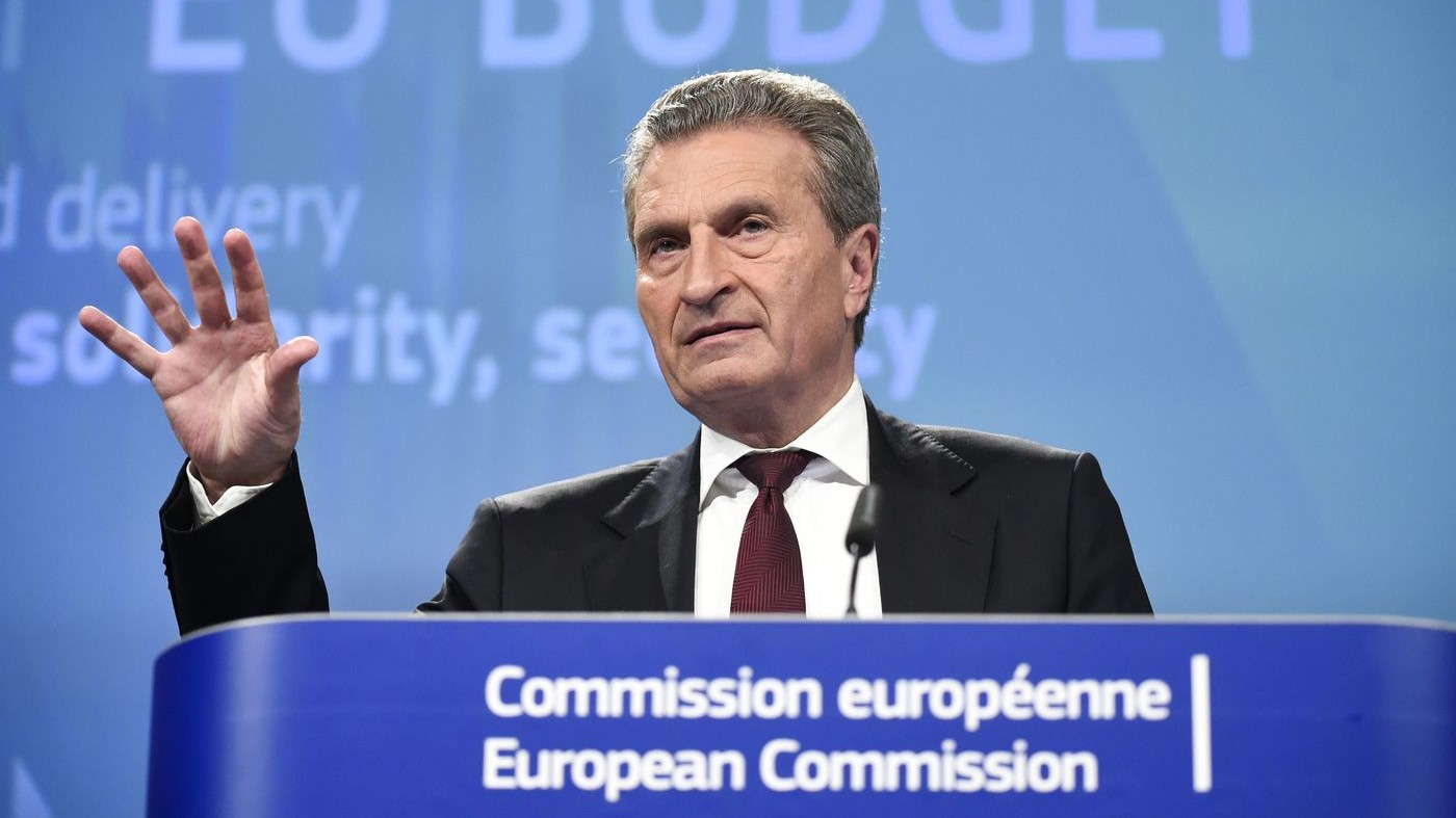 Oettinger: “I mercati insegneranno agli italiani a non votare populisti”. È polemica, poi le scuse