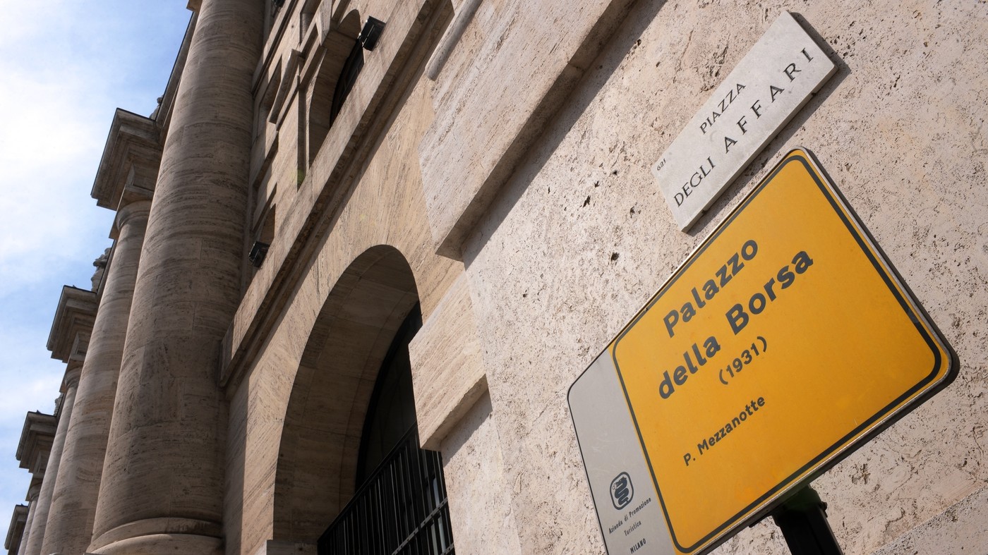 Borsa, spread in discesa sotto i 238 punti. Milano apre in positivo
