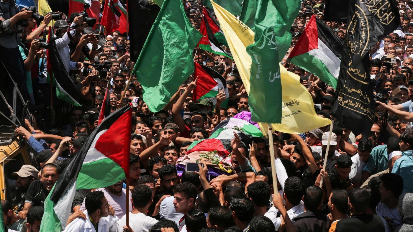 Gaza, paramedica palestinese uccisa da soldati Israele: migliaia ai funerali