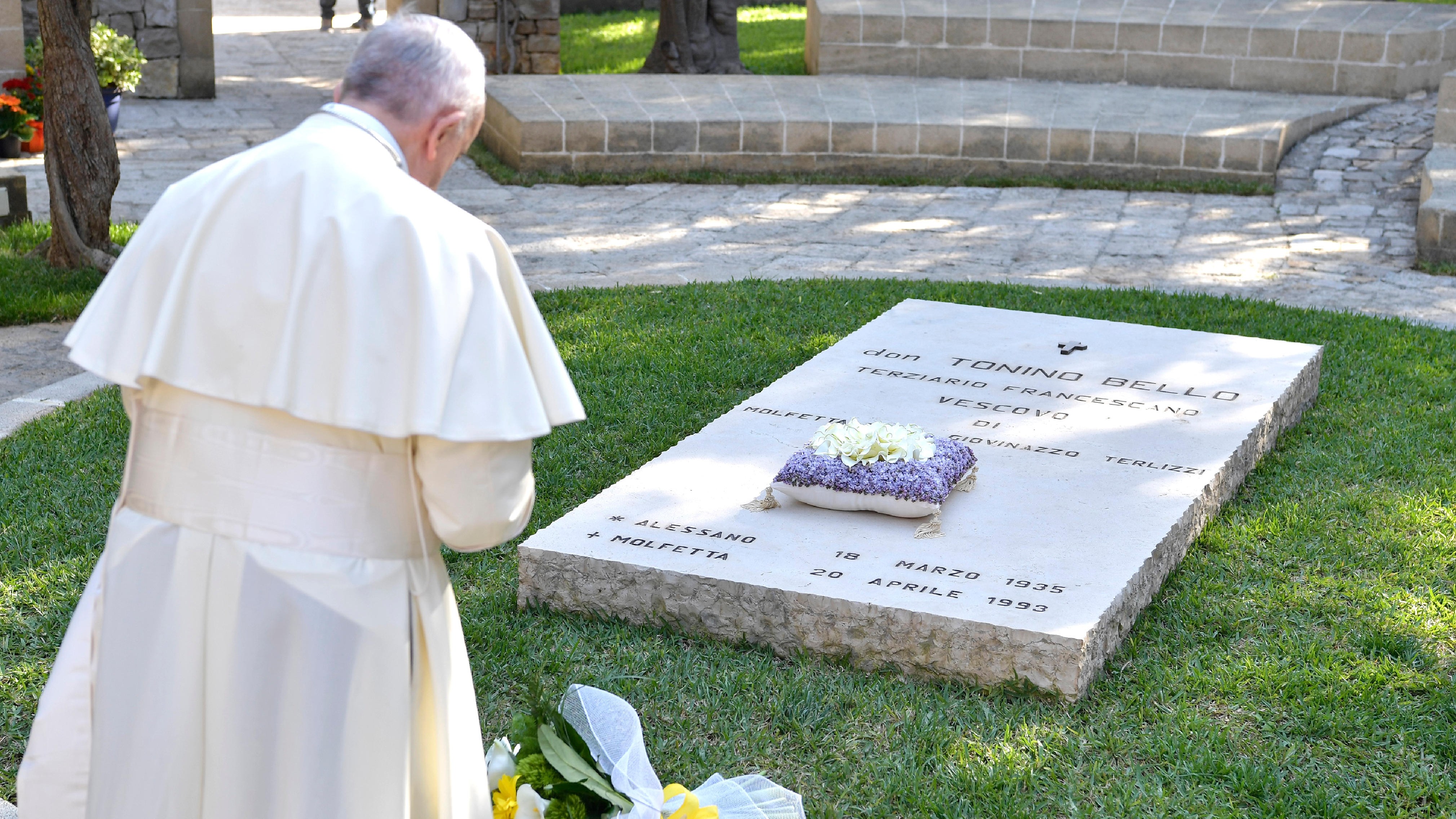 Il Papa sulla tomba di don Tonino, profeta di speranza: “Liberatevi dal potere”