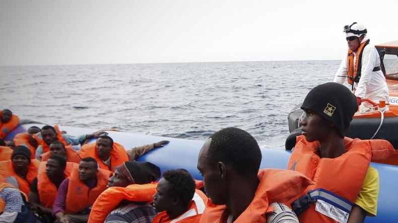 Migranti, oltre 50 vittime in due naufragi: 9 di cui 6 bambini in Turchia, 47 in Tunisia