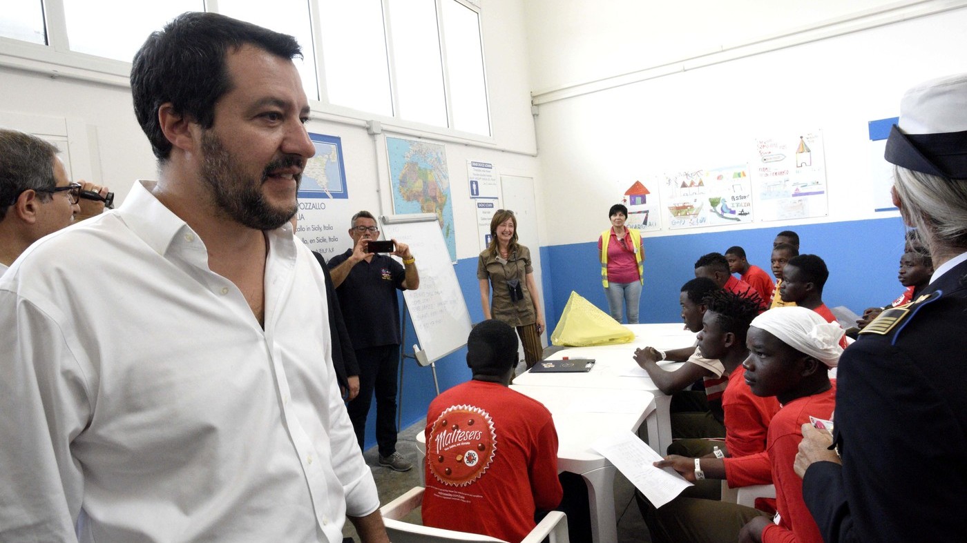 Salvini non molla: “No a Sicilia campo profughi”. E attacca l’Ue