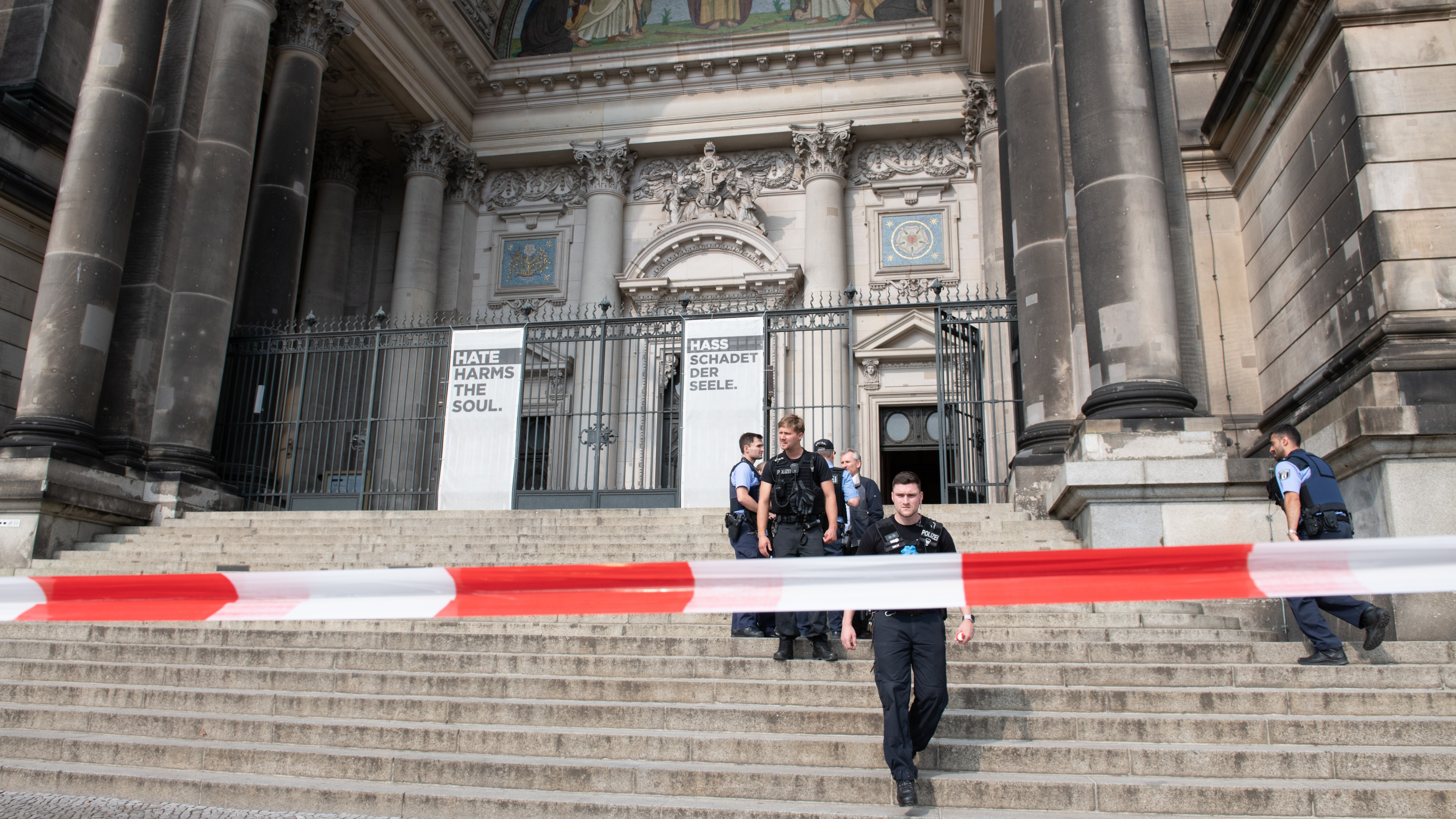 Agente spara ad un uomo nel duomo di Berlino: stava “causando problemi”