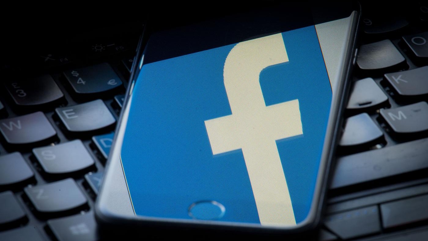 Facebook ancora nel mirino: “Condivisi dati con produttori smartphone”