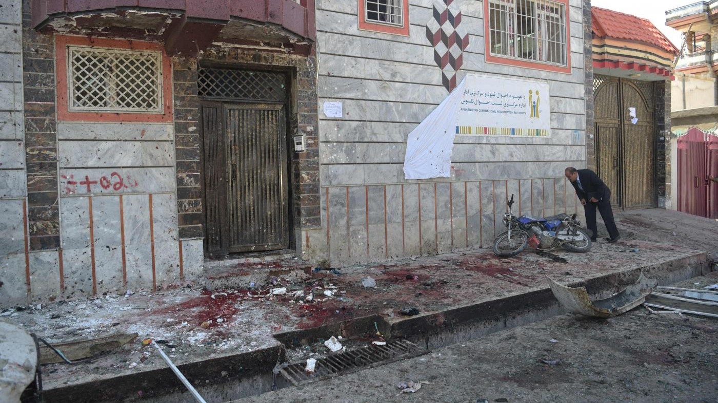 Afghanistan, attacco suicida in centro elettorale Kabul: almeno 48 morti