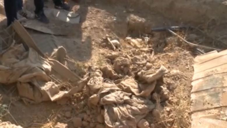 Siria, trovata fossa comune a Raqqa: fino a 200 corpi sepolti nella ex capitale Isis