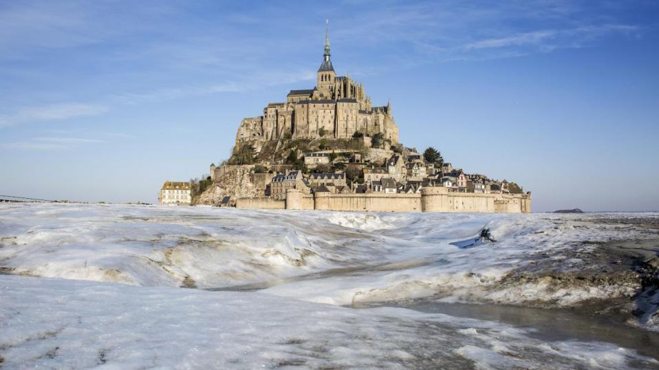 Francia, evacuata Mont-Saint-Michel: caccia a un sospetto