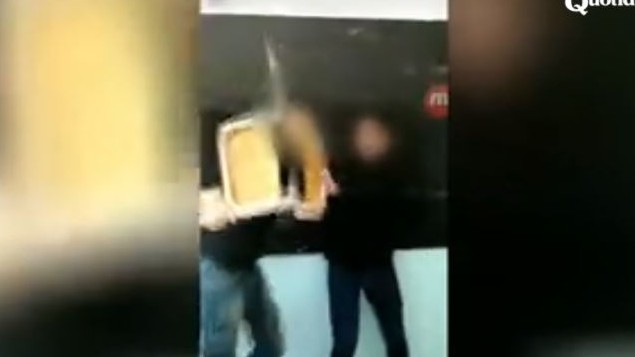 Lecce, 17enne picchiato dai compagni di scuola: le violenze in un video