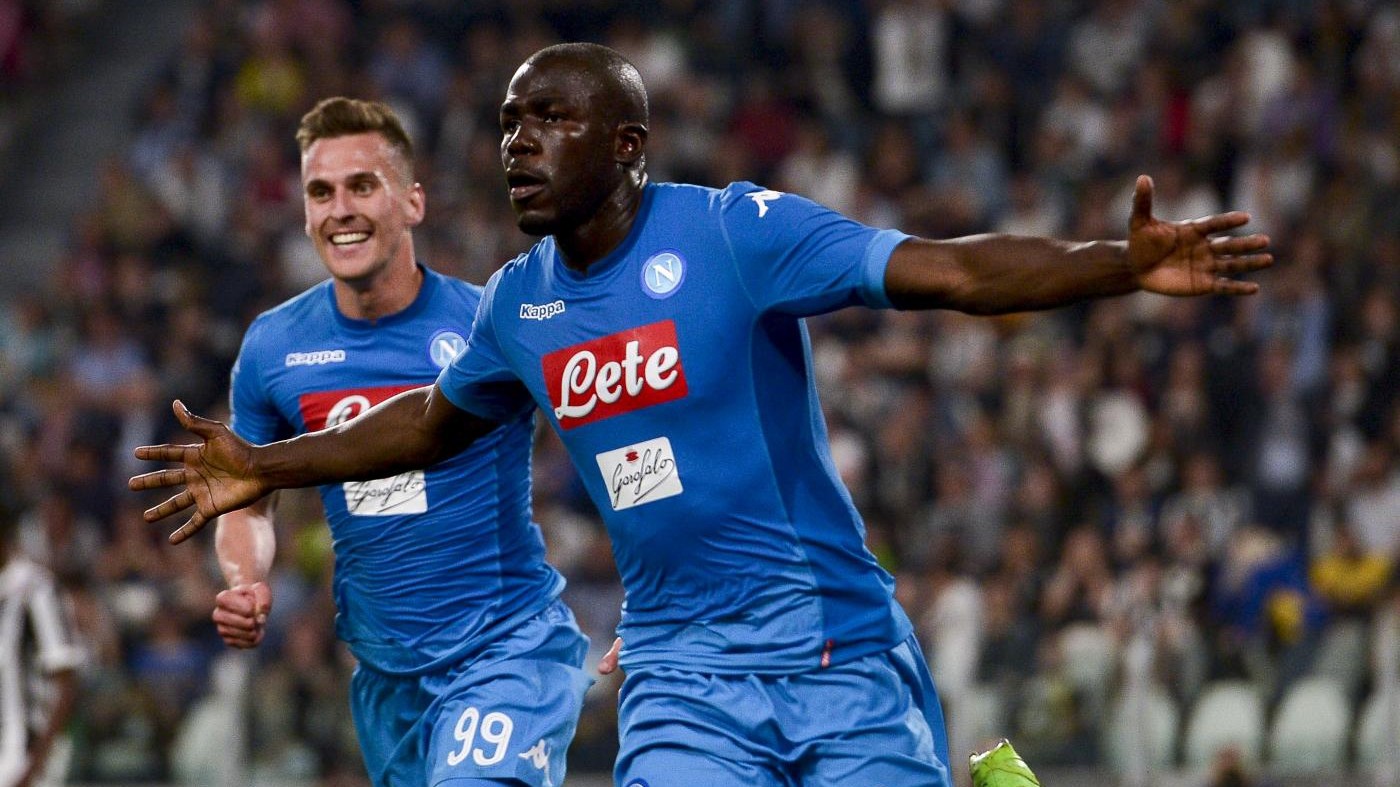 Koulibaly riapre il campionato. Il Napoli batte la Juve e ora è a -1 punto