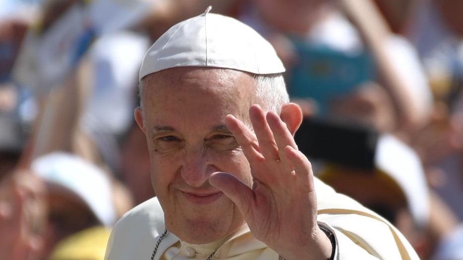 Papa festeggia onomastico donando tremila gelati ai senzatetto