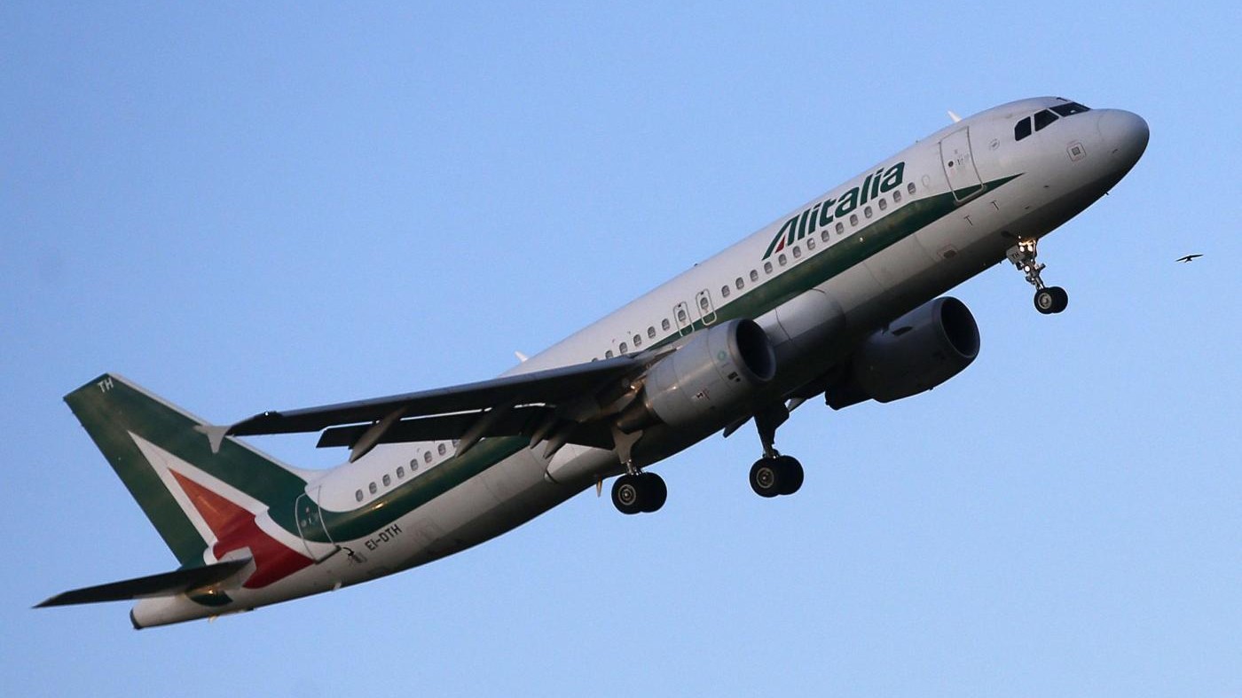 Faro Ue sui 900 milioni ad Alitalia: “Timori su aiuto di Stato illegittimo”