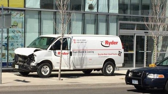 Paura in Canada, van travolge pedoni in centro a Toronto: 10 morti e 15 feriti
