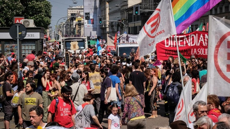 25 aprile, i festeggiamenti. Polemiche con la comunità ebraica: scontro con l'Anpi a Roma, fischi a Milano