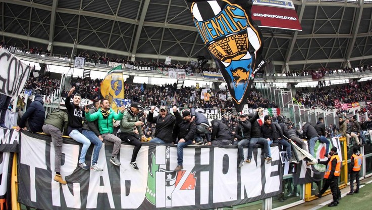 Batosta contro il Napoli, i tifosi contestano la Juve: "Fuori i c..." | Video