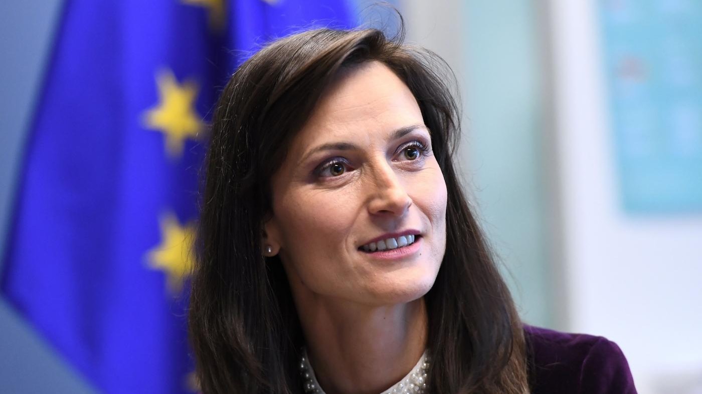 Digitale, Commissione Ue punta su AI: “Ma è l’uomo alla guida”