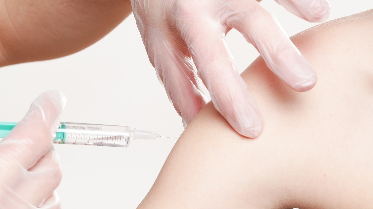 Vaccini, battaglia Ue: “Basta morti, lotta a fake news e a no-vax”