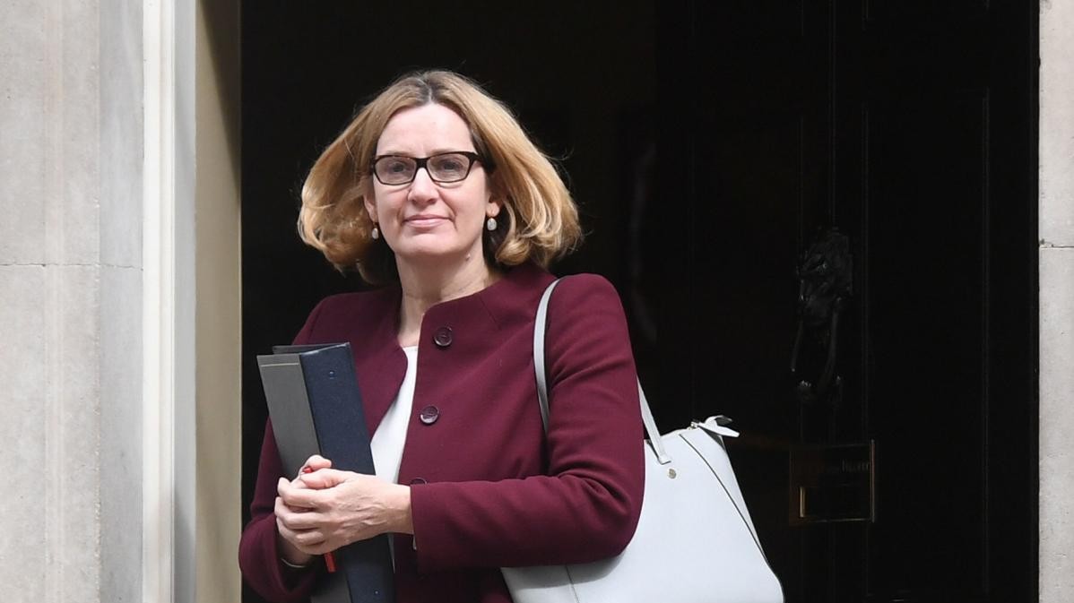 Regno Unito, ministra Interno si dimette per scandalo migratorio