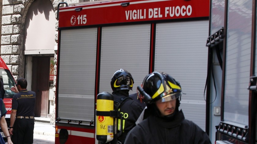 Uomo trovato impiccato a Milano, scomparsa la fidanzata: ricerche lungo il canale Muzza
