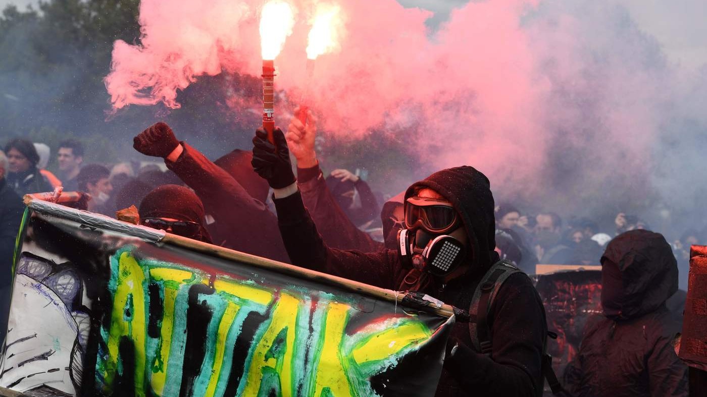 Parigi, scontri al corteo Primo maggio: lanci di oggetti e gas lacrimogeni