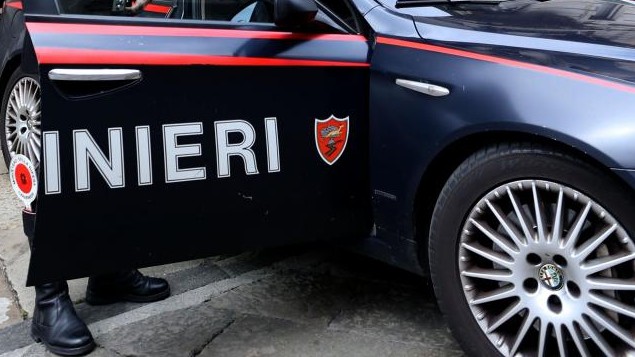 Bari, trovato accoltellato davanti una scuola media: è grave