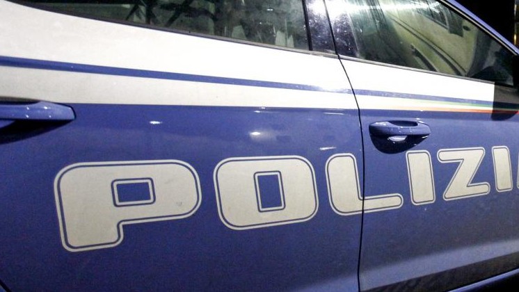Roma, giovane morto a letto con una scritta rossa sul petto