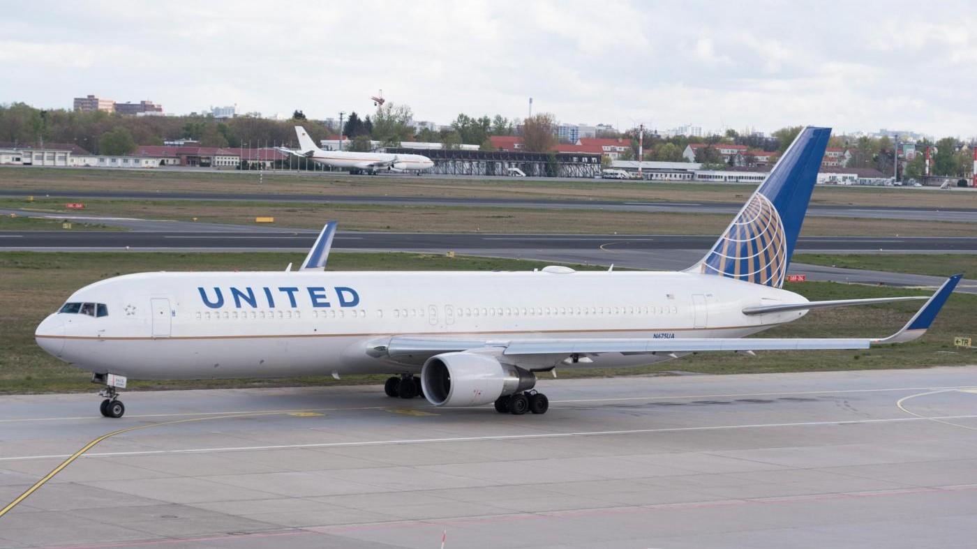 Volo Roma-Chicago atterra in Irlanda: messaggio sospetto in bagno
